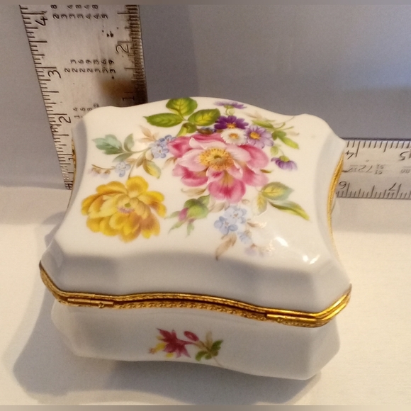 LIMOGES PORCELAIN BOX - Picture 6 of 6